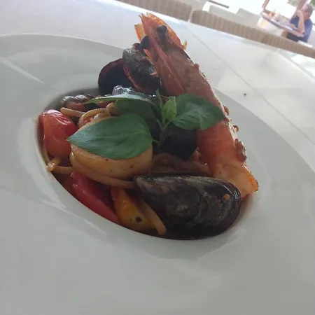 Alia Beachfront And 5* 哈拉奇
