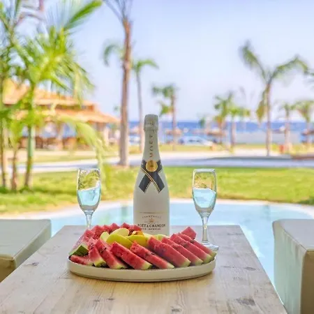 Alia Beachfront And 酒店 5*