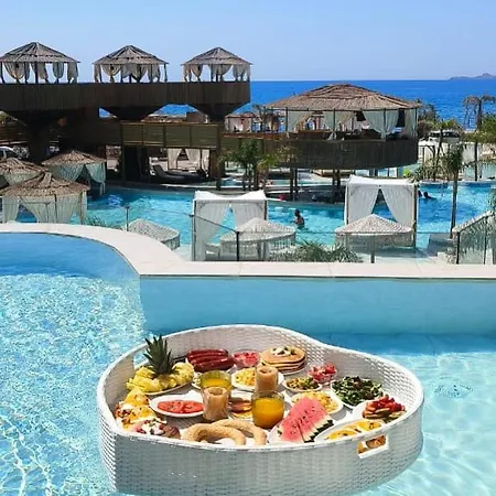 Alia Beachfront And فندق