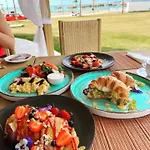 Alia Beachfront And 5* 하라키