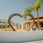 Alia Beachfront And 호텔