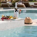 Alia Beachfront And فندق شاراكي