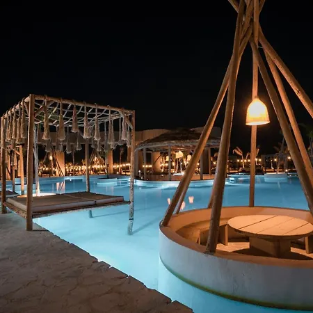 Alia Beachfront And Hotel