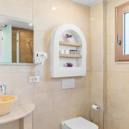 Alia Beachfront And فندق