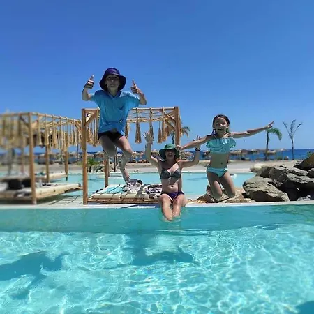 Alia Beachfront And 5* شاراكي