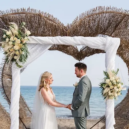 Alia Beachfront And فندق شاراكي