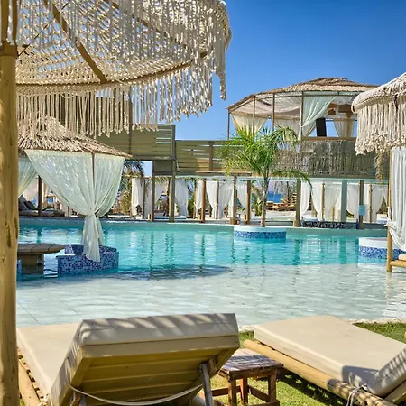 Alia Beachfront And 5* شاراكي