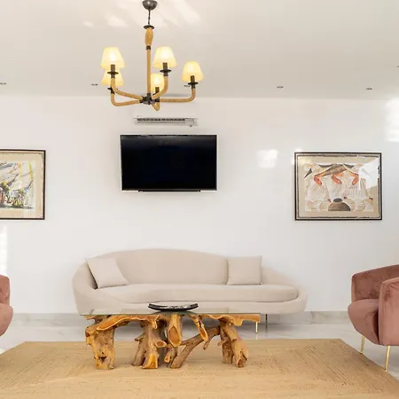 Alia Beachfront And فندق شاراكي