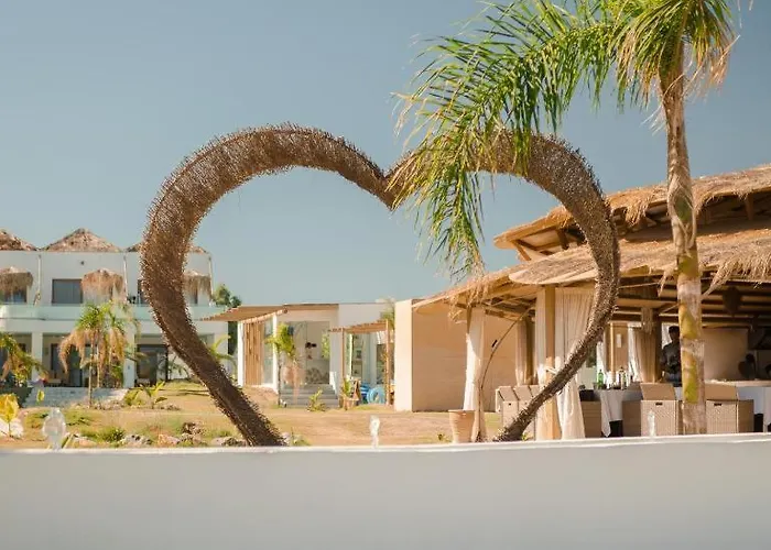 Alia Beachfront And ホテル