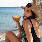 Alia Beachfront And Szálloda