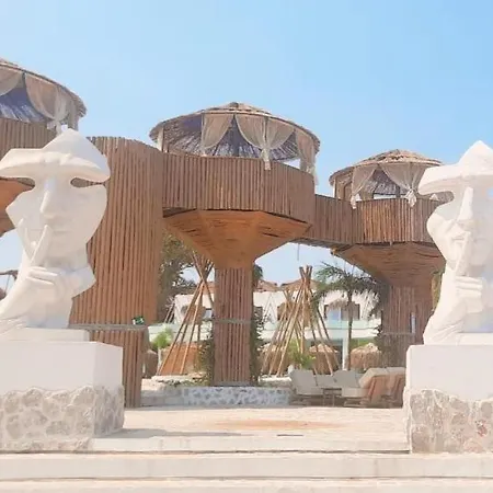 Alia Beachfront And Charaki