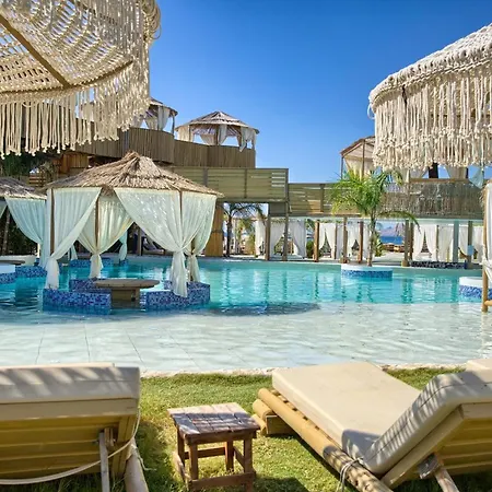 Alia Beachfront And 酒店