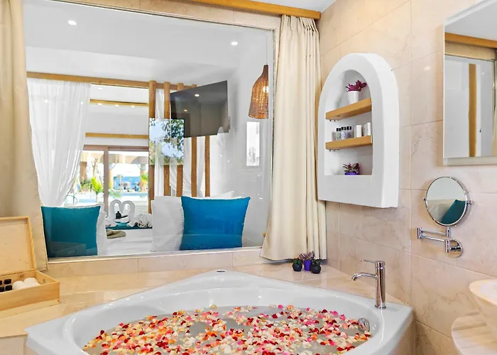 Alia Beachfront And מלון 5*