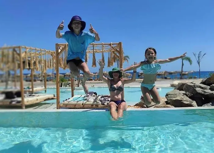 Alia Beachfront And 5* האראקי