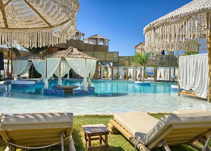 Alia Beachfront And מלון