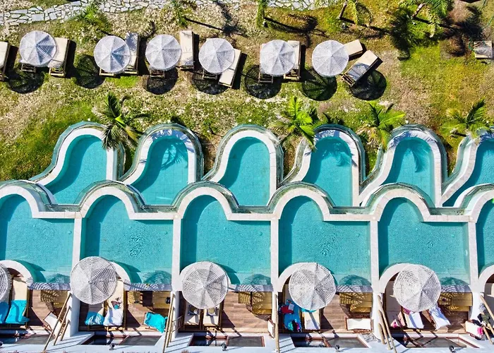 מלון Alia Beachfront And